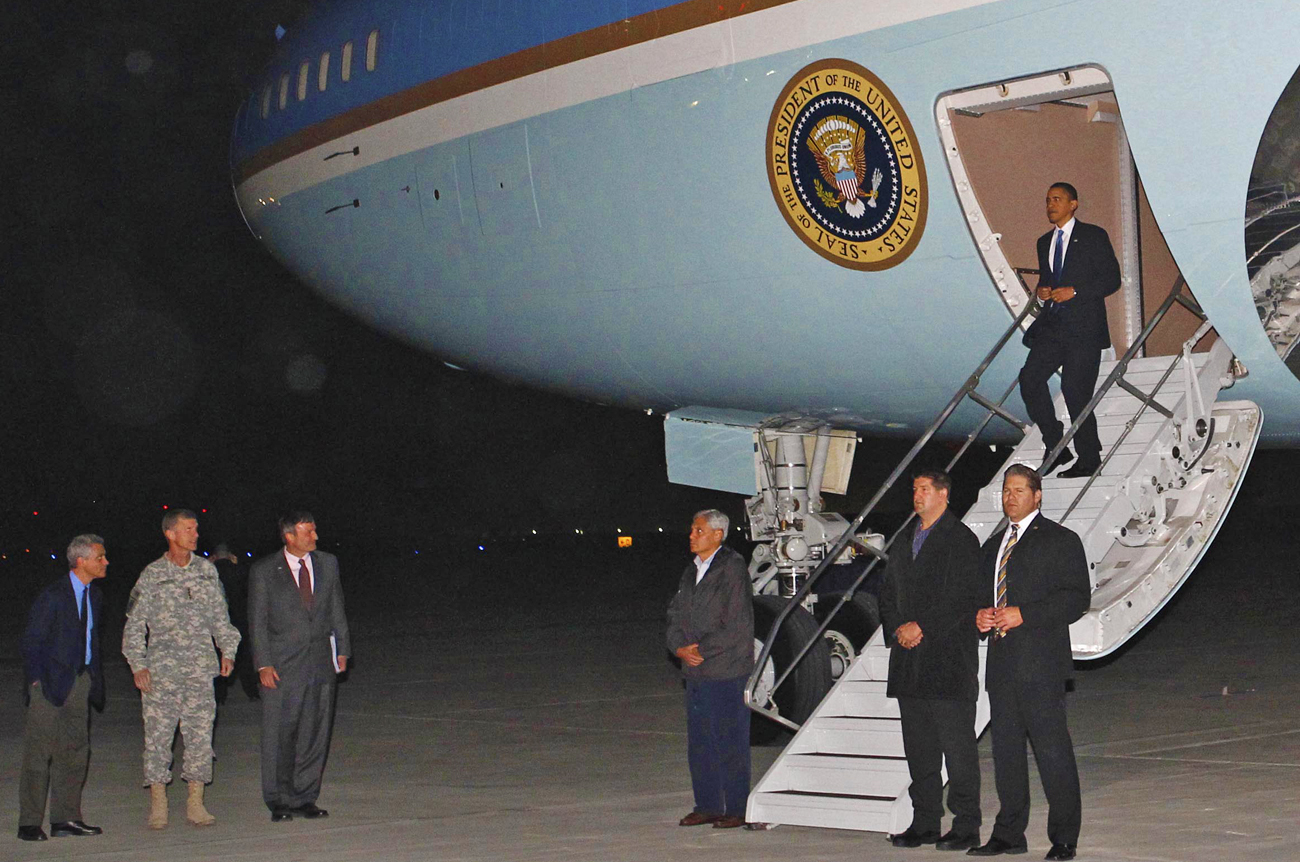 President Obama pays surprise visit to Afghanistan