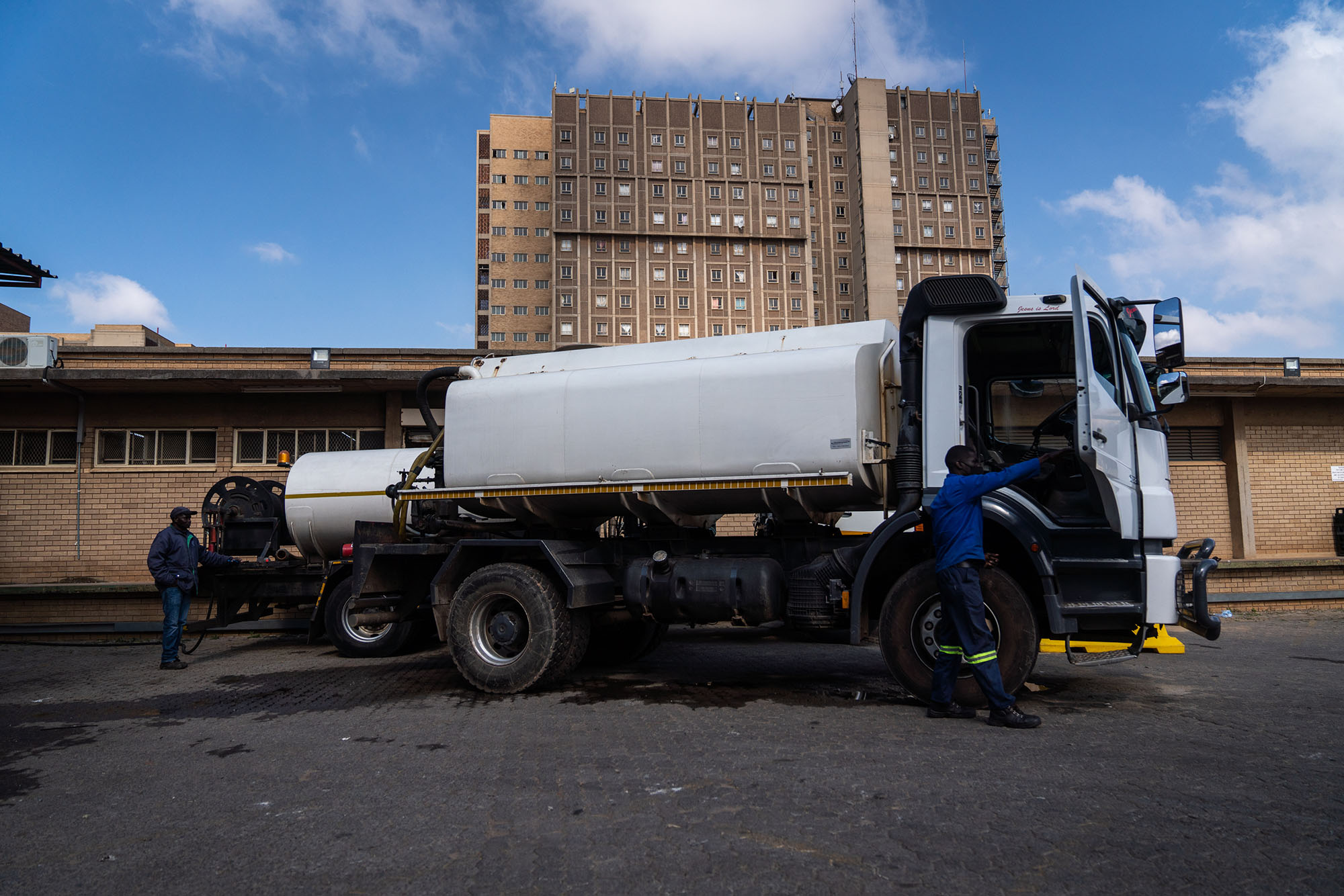 While taps run dry, generators malfunction and health workers despair, Gauteng children’s hospital CEO denies a crisis