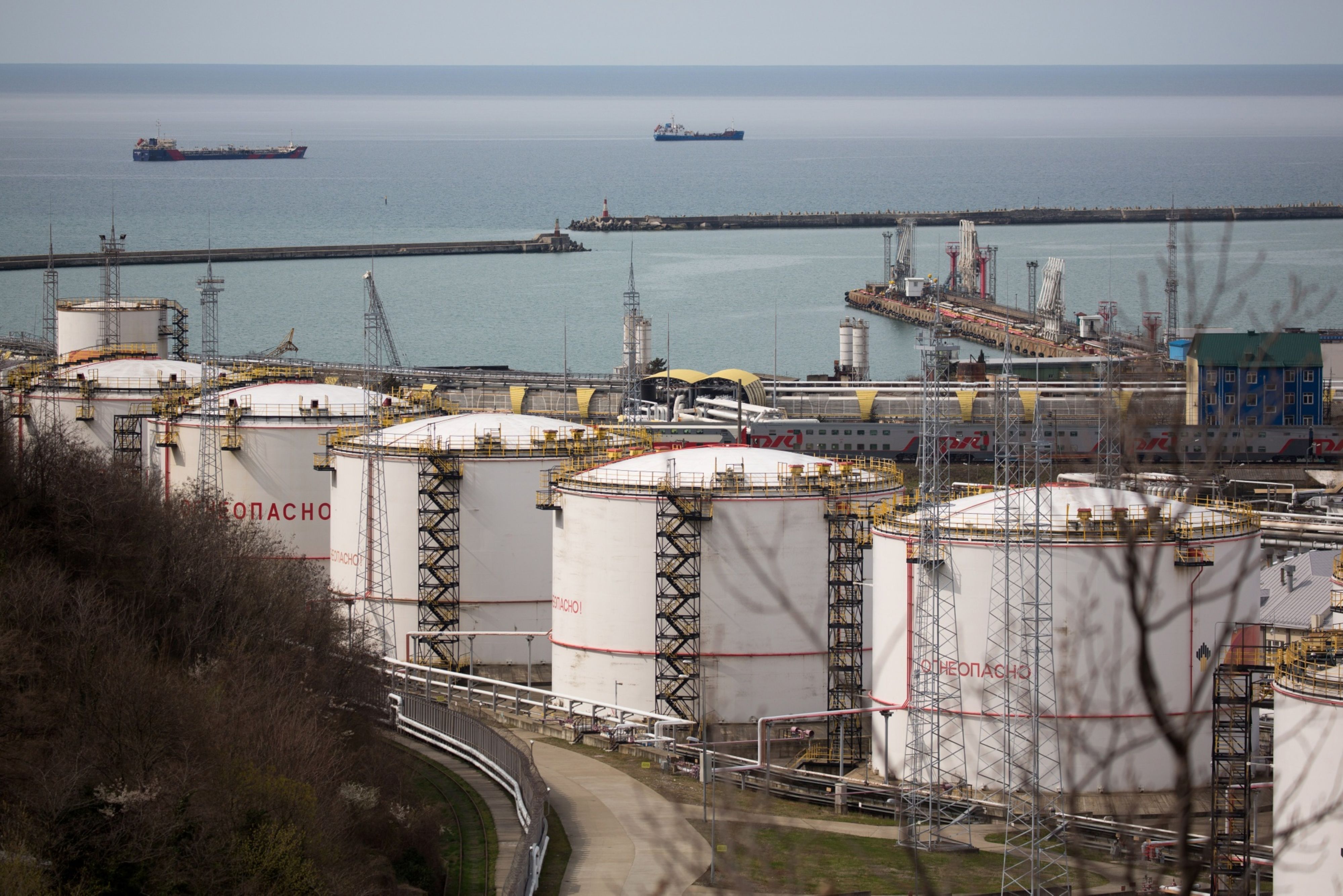 EU tentatively agrees on $60 price cap on Russian seaborne oil - document