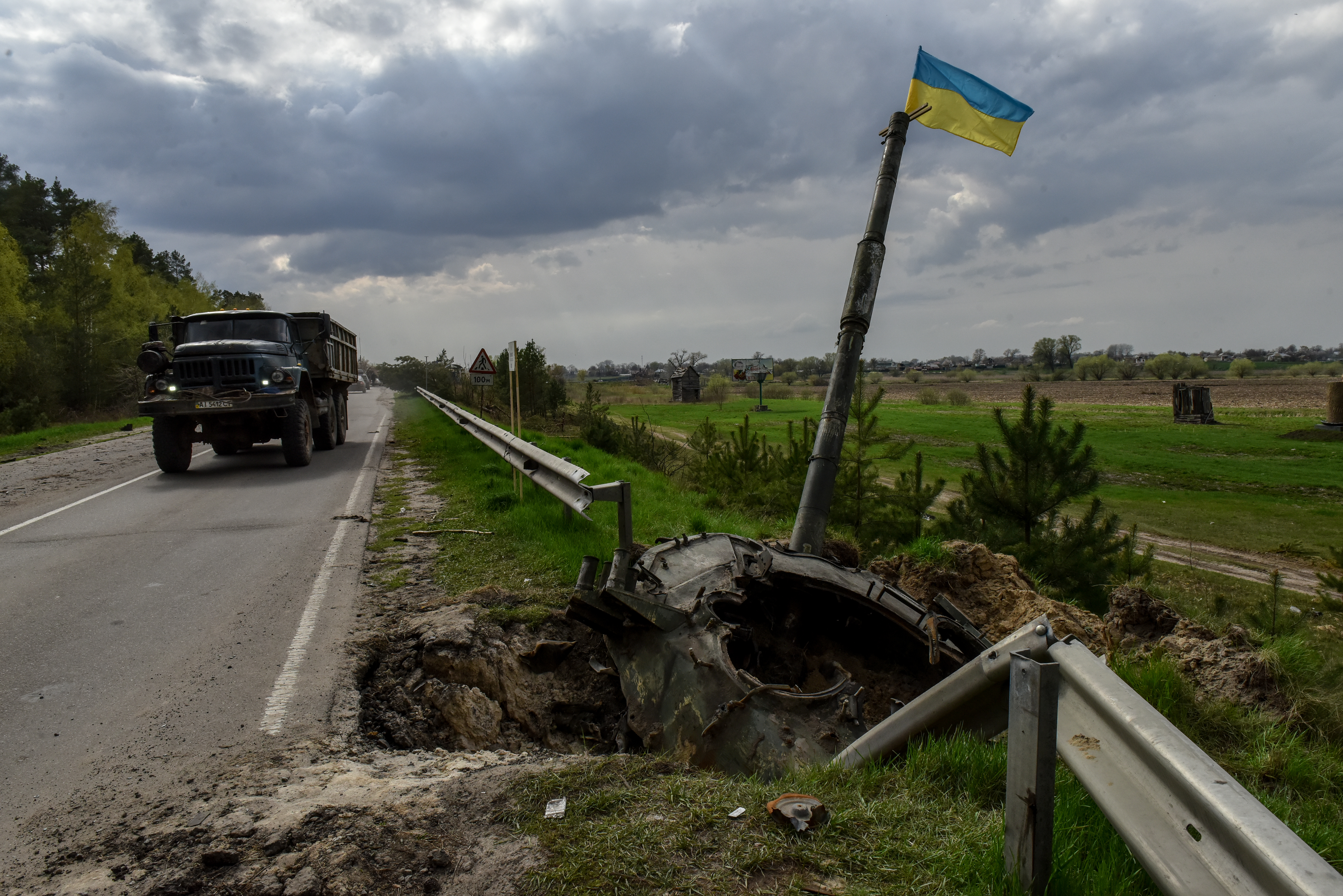 Blasts hit Kyiv while U.N. chief visiting, Ukraine blames Russian missiles