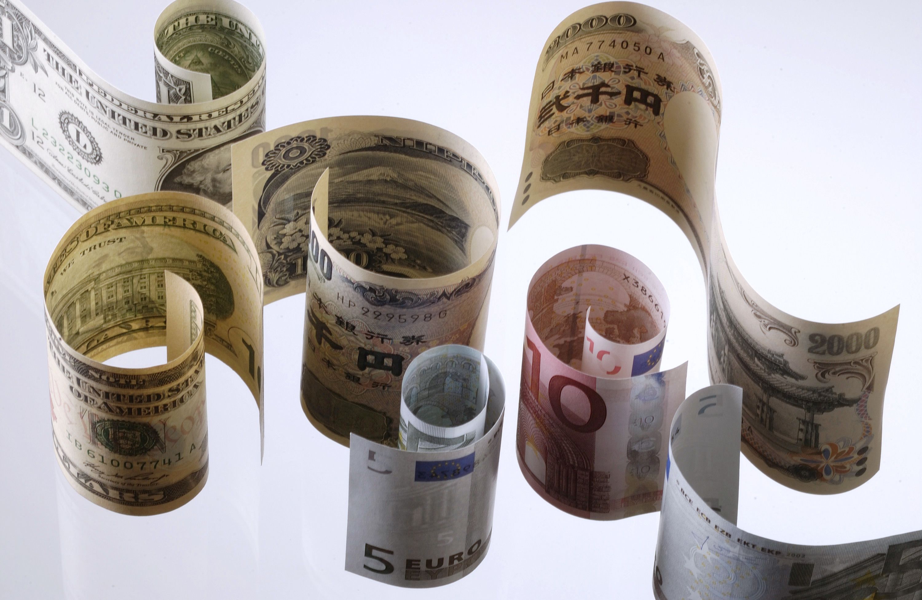 Biggest forex retreat since ’97 ruts Asia central banks in bind