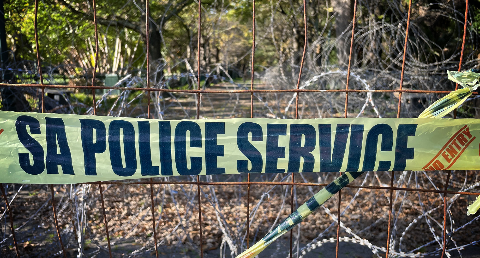 (A)mending fences — Cape Town officials want cops to remove razor wire blocking access to Company’s Garden