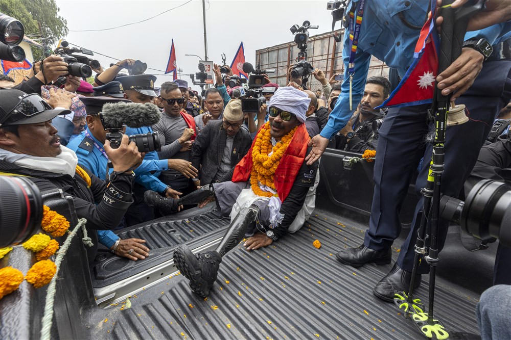 Double-amputee climber returns to Kathmandu from Everest, and more from around the world