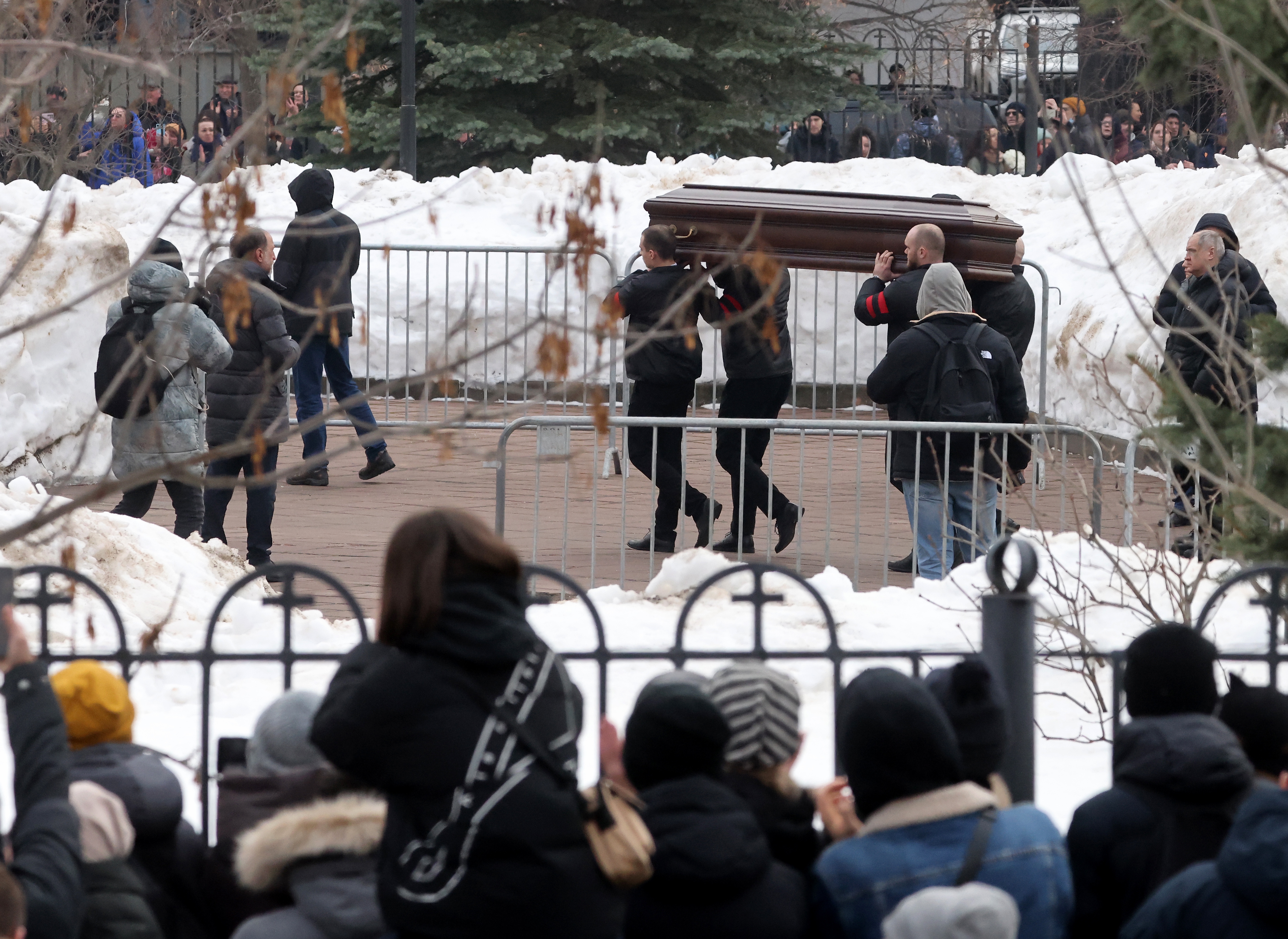 Thousands of Russians mourn Navalny at funeral, defying Kremlin