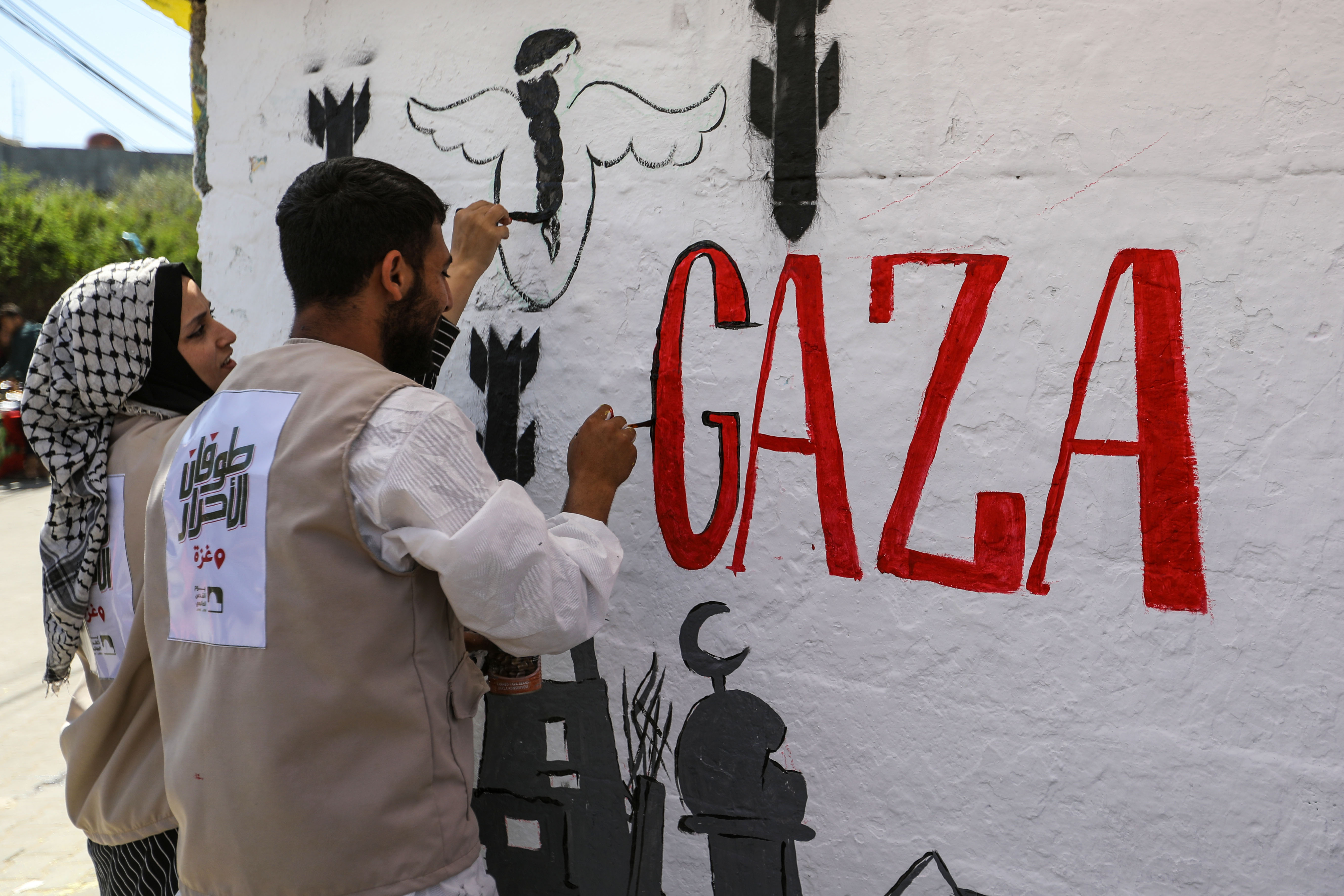 Israeli officials optimistic on Gaza ceasefire talks; Palestinians return to a devastated Khan Younis