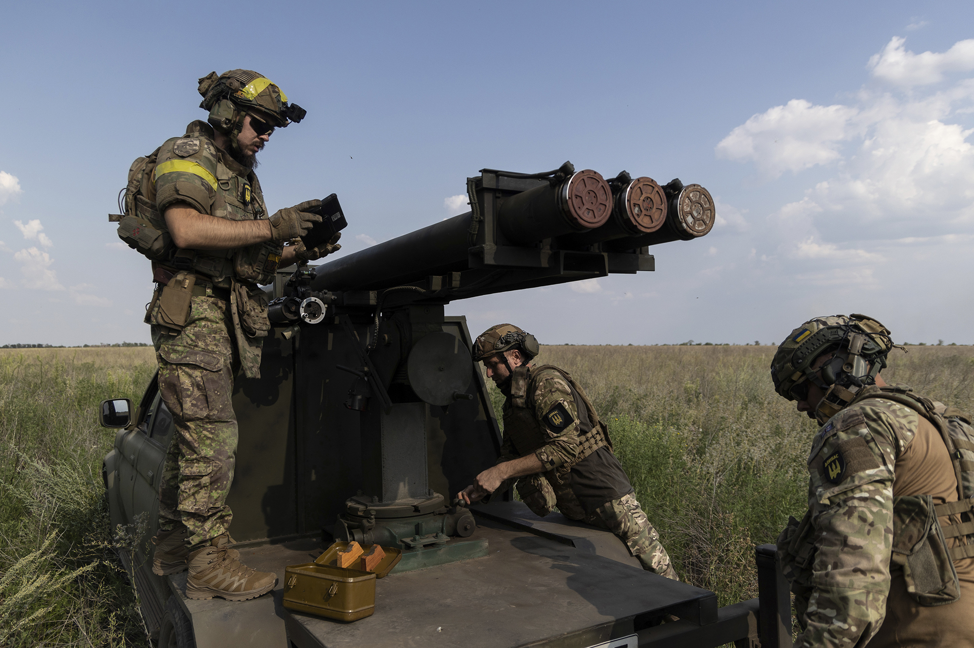 Kyiv troops pull out from Donetsk village; Azerbaijan discusses gas supply deal with Europe