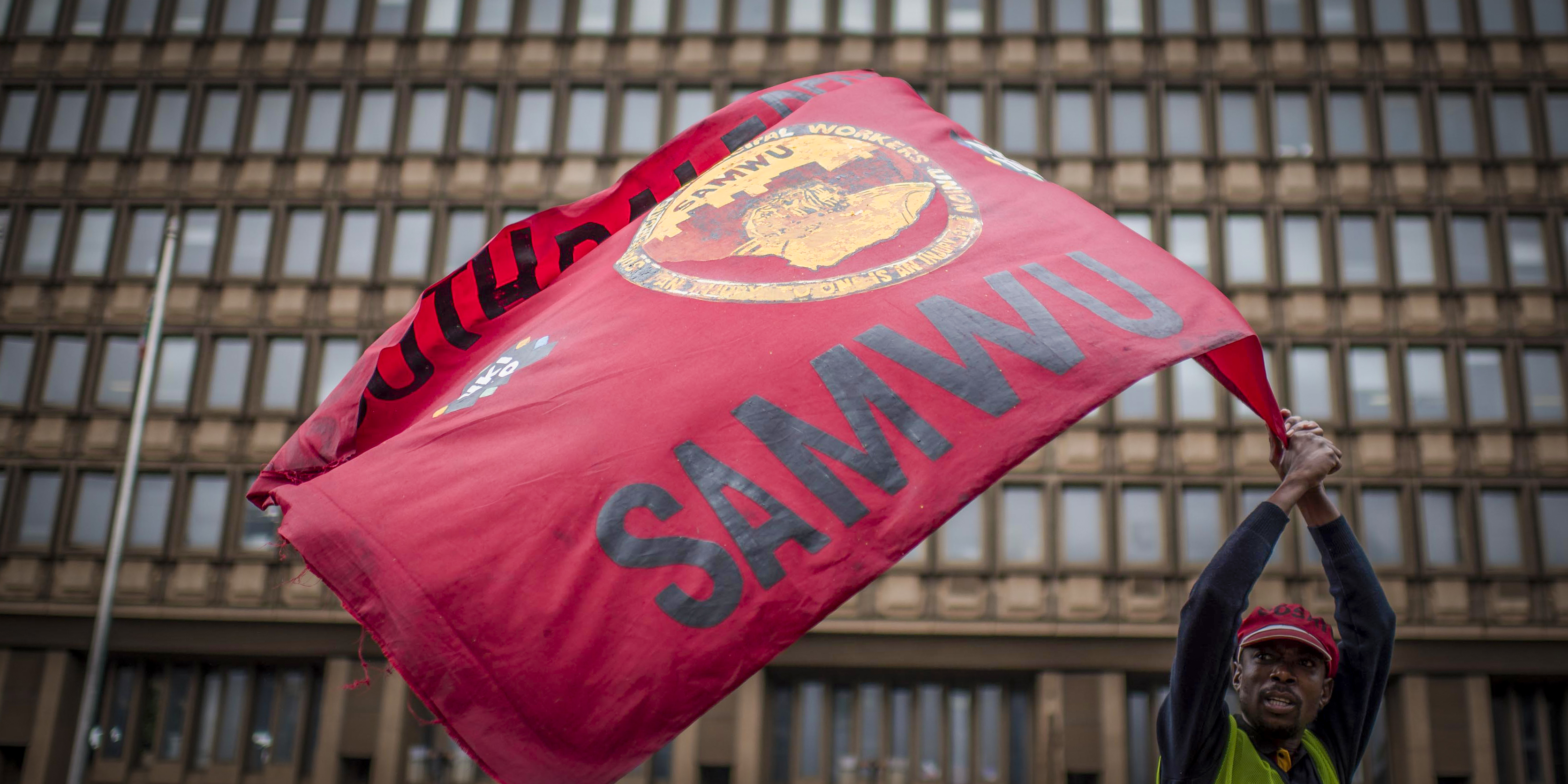 Samwu workers bring Joburg highways to a standstill — city seeks interdict