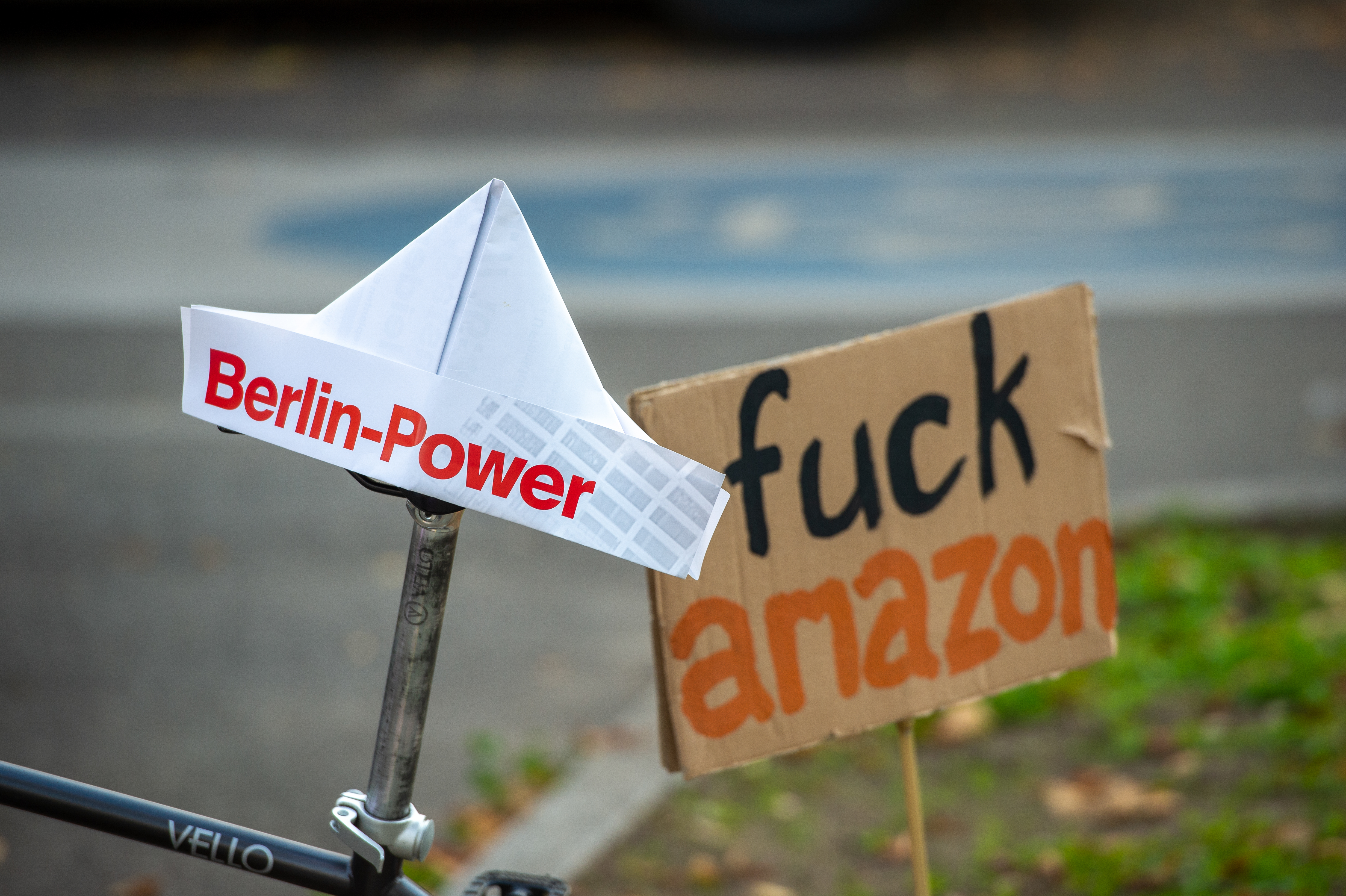 Lawsuit accuses Amazon of secretly tracking consumers through cellphones
