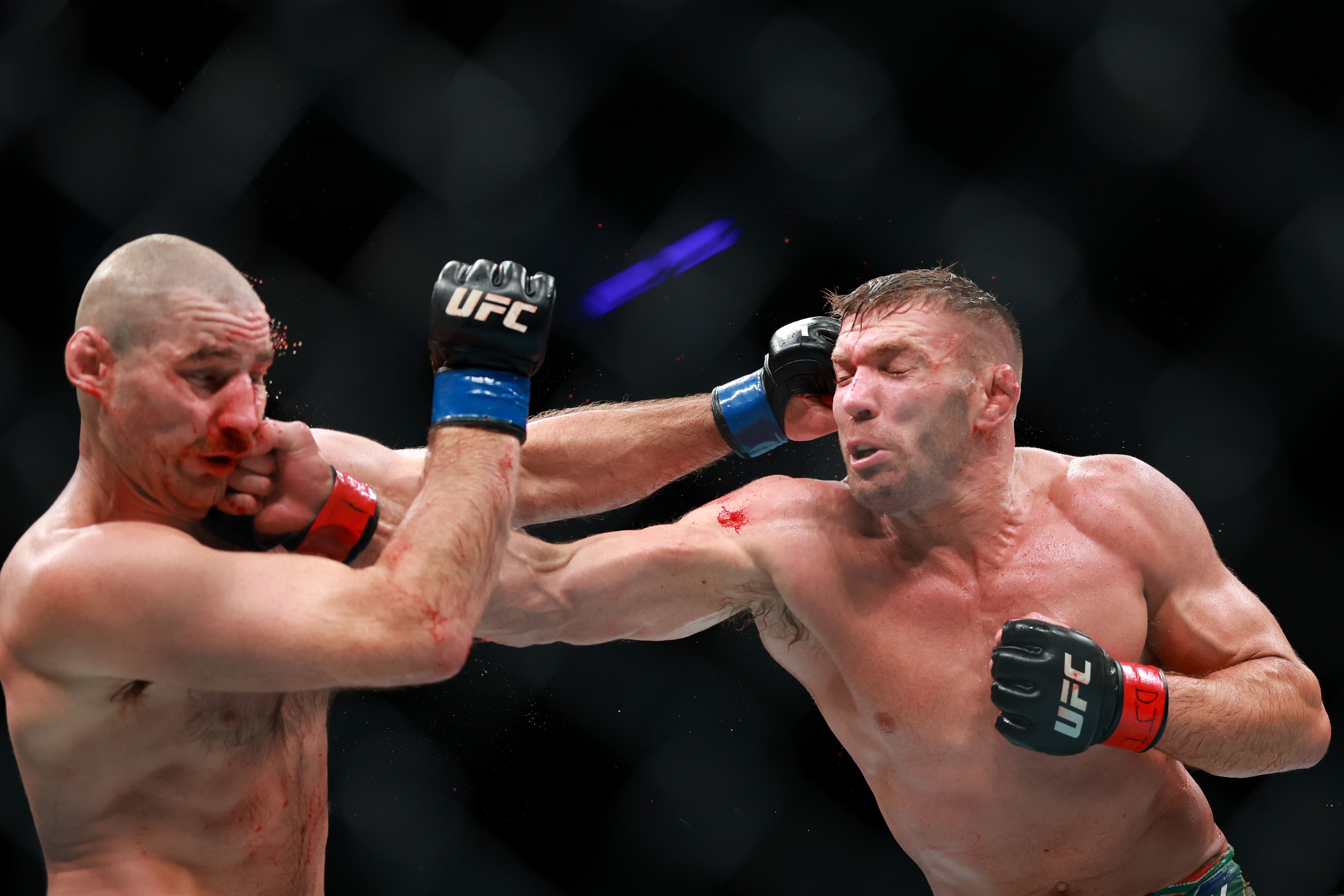 SA’s Dricus du Plessis dismantles bloody challenger Strickland in UFC middleweight clash