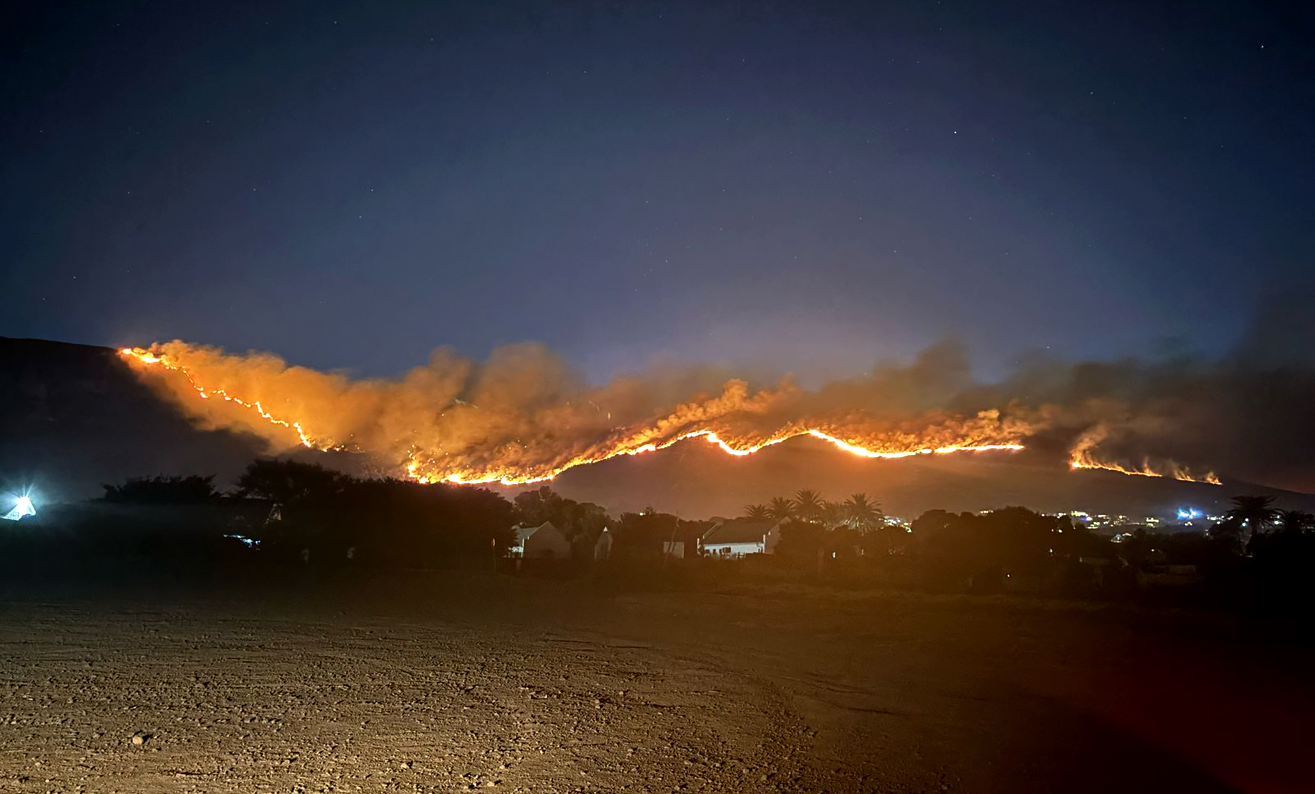 People warned to steer clear of Cape Town blaze, crews focus on protecting homes