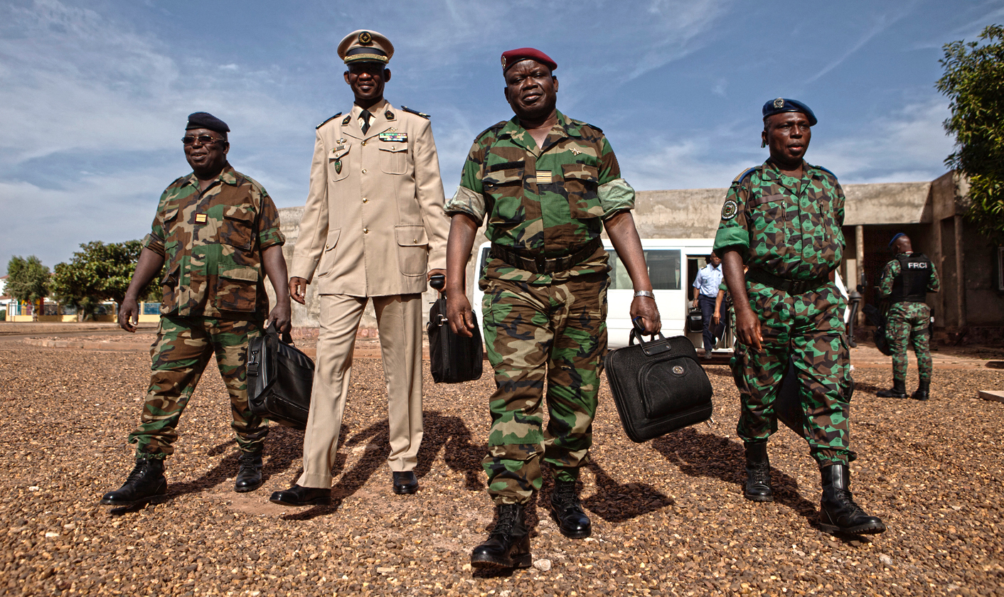 Mali's Islamist groups united by war threat