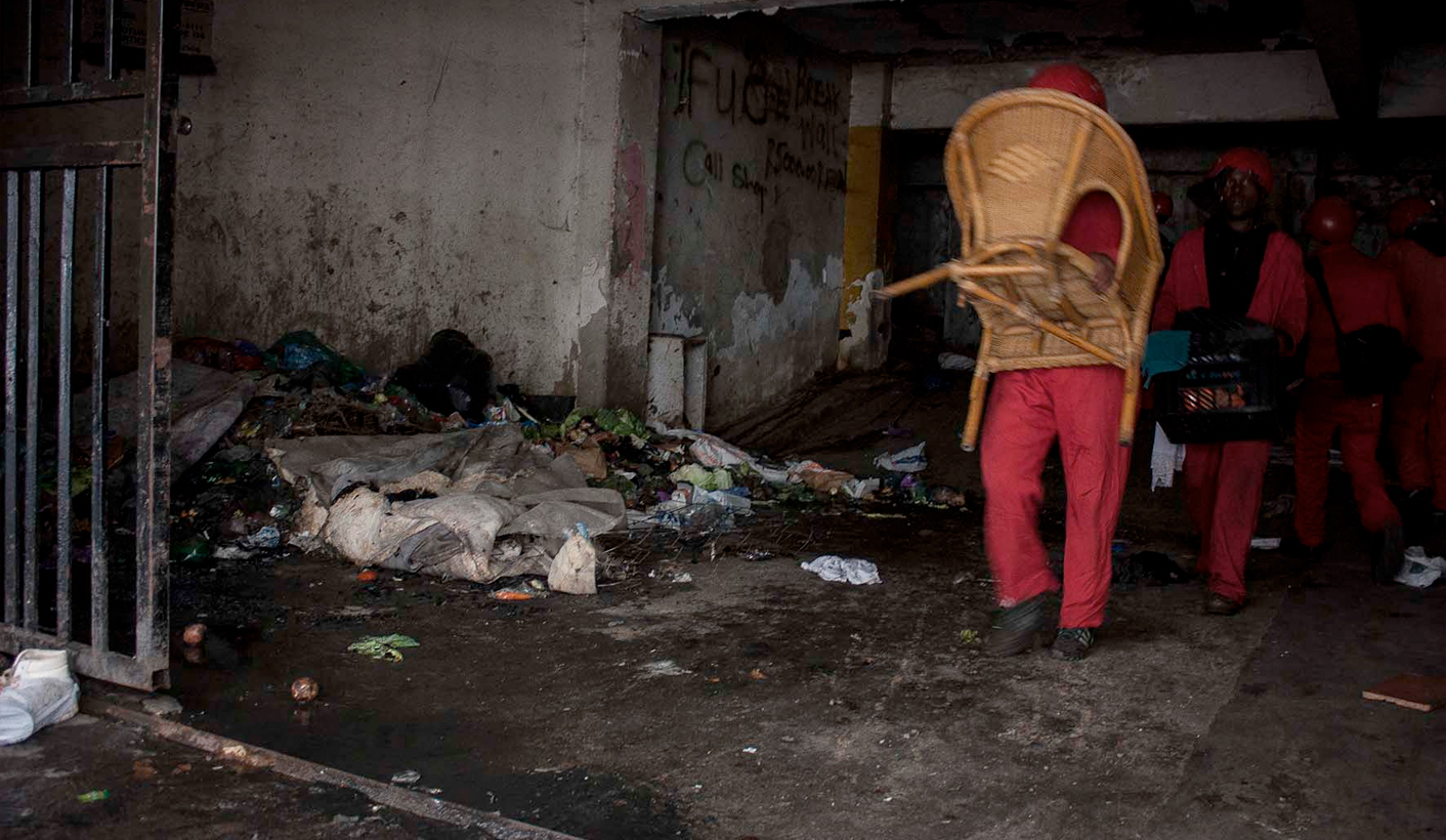 GroundUp: Red Ants turf residents out of Johannesburg building