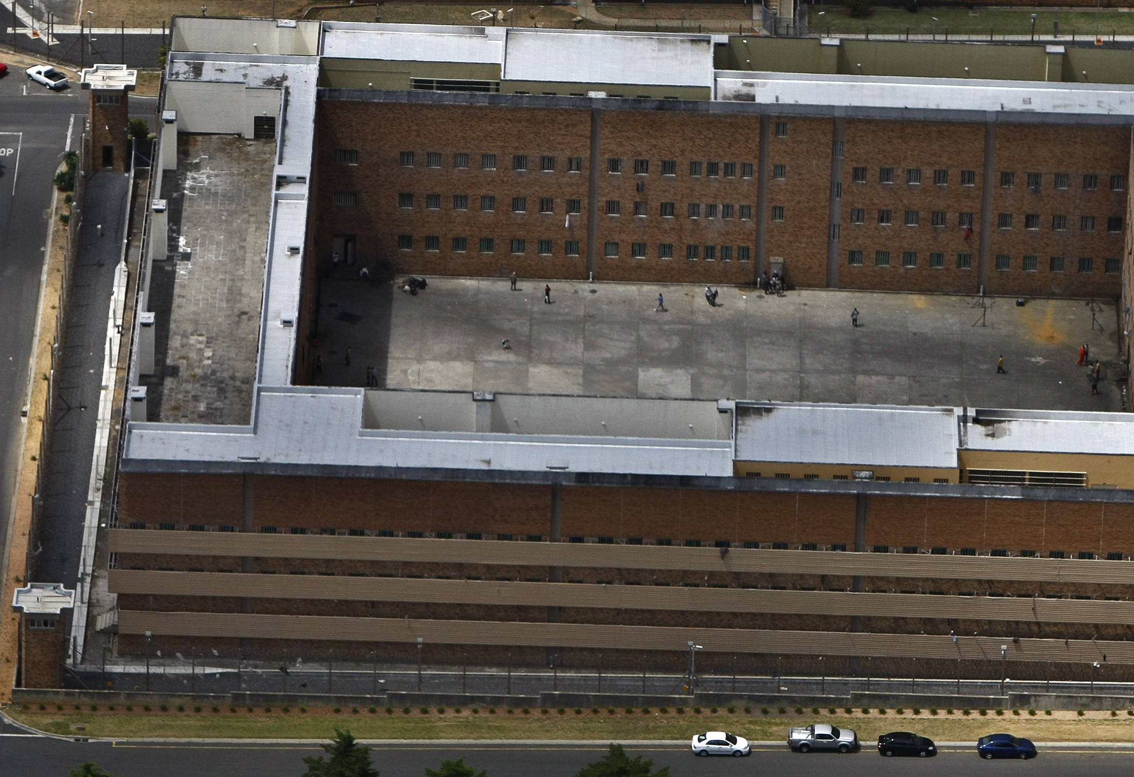 Decriminalise petty offences to reduce prison overcrowding