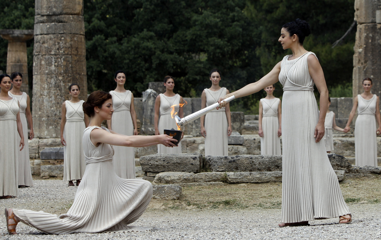Bittersweet emotions as Greeks watch torch lighting