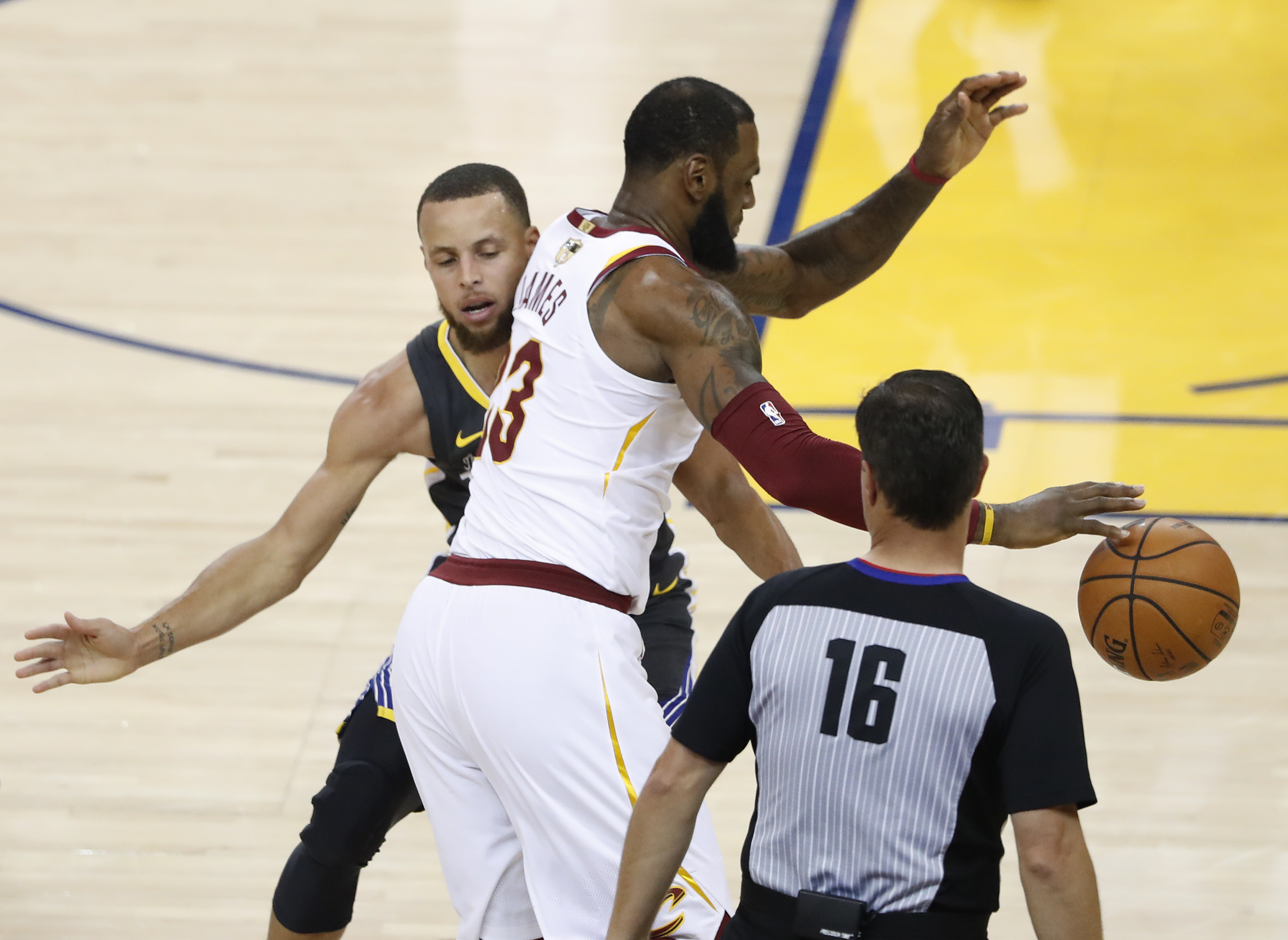 Curry sinks NBA Finals record 9 3-pointers in Warriors romp