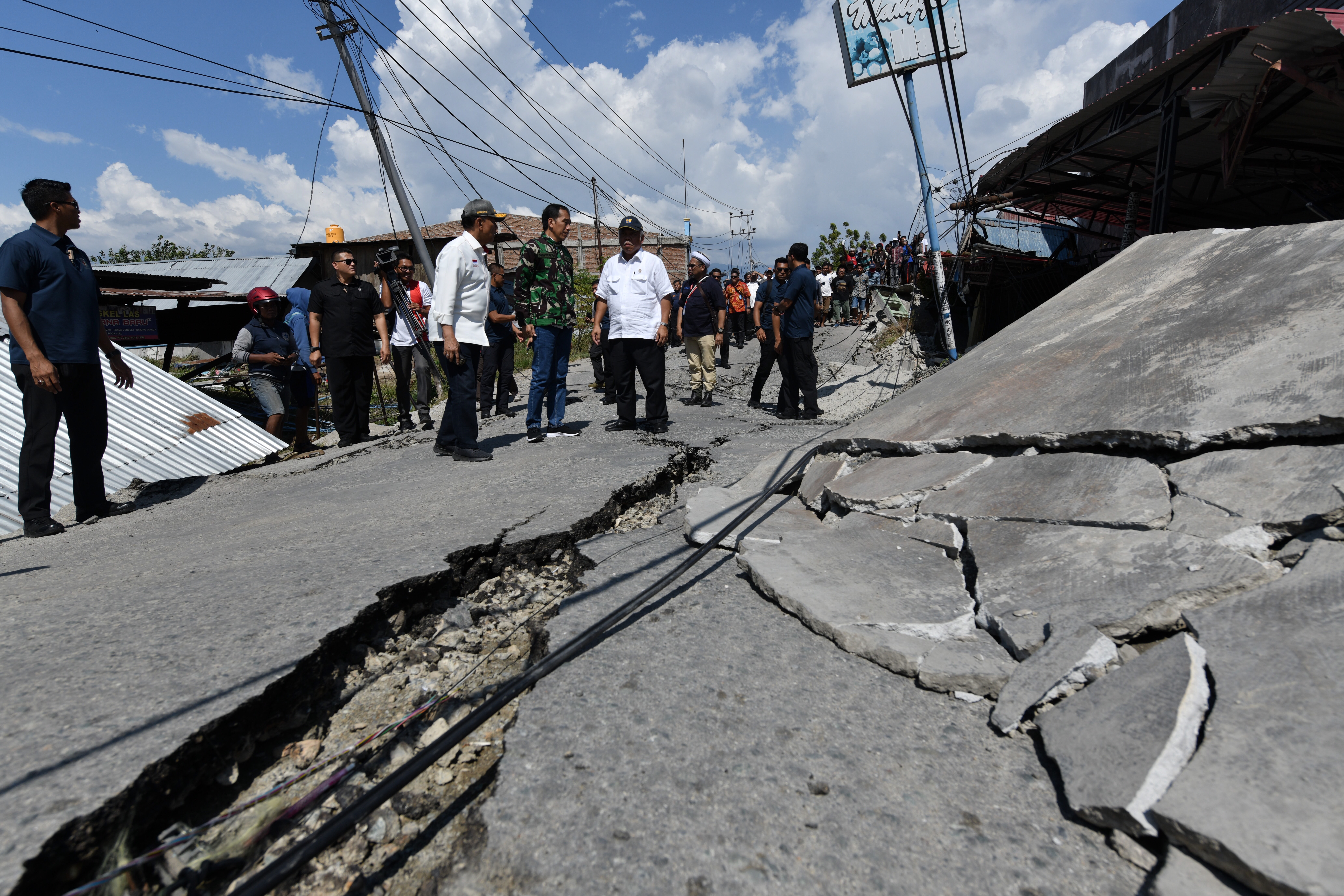 Mass burials to begin as Indonesia toll tops 800