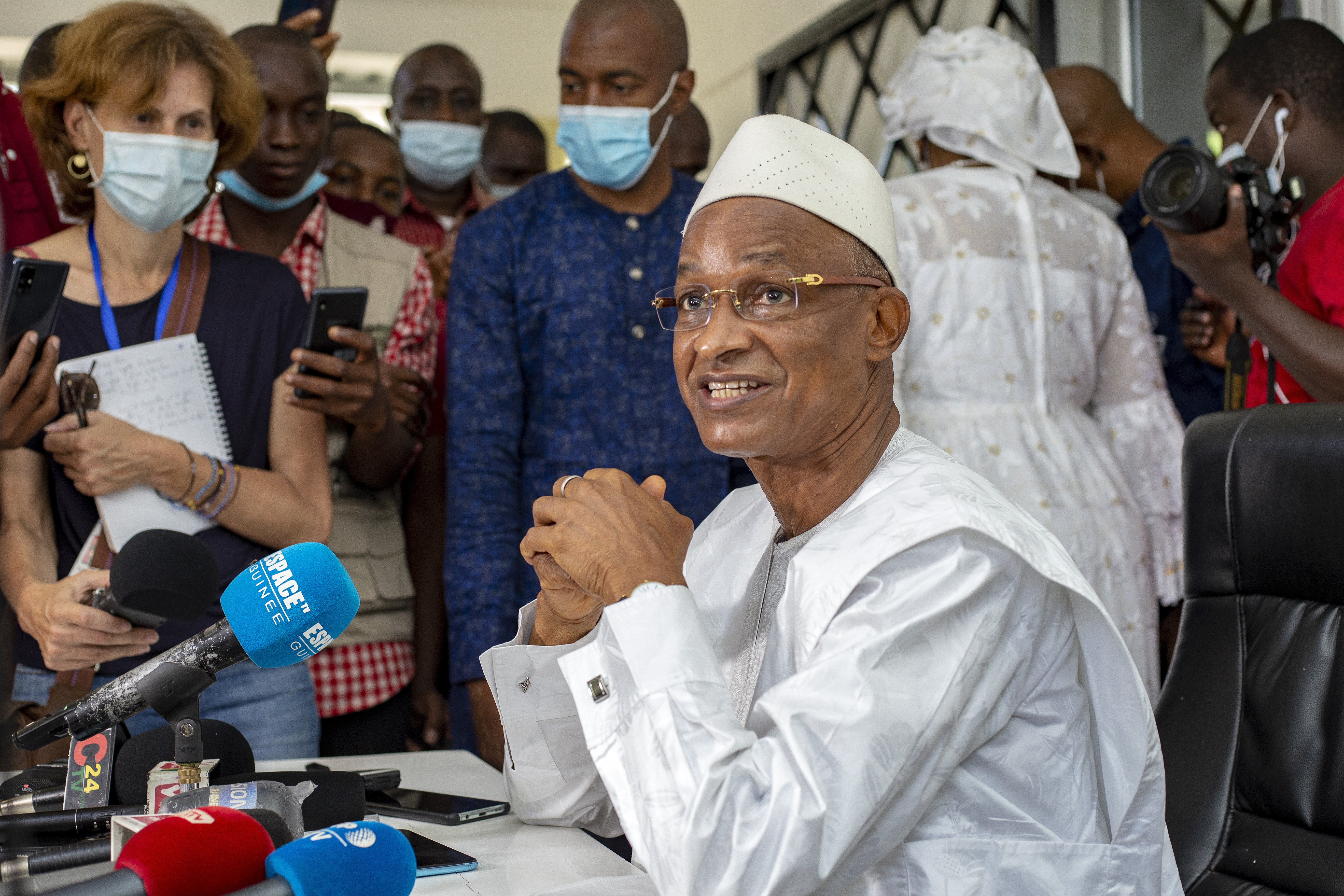 Guinea opposition candidate claims victory, violence erupts