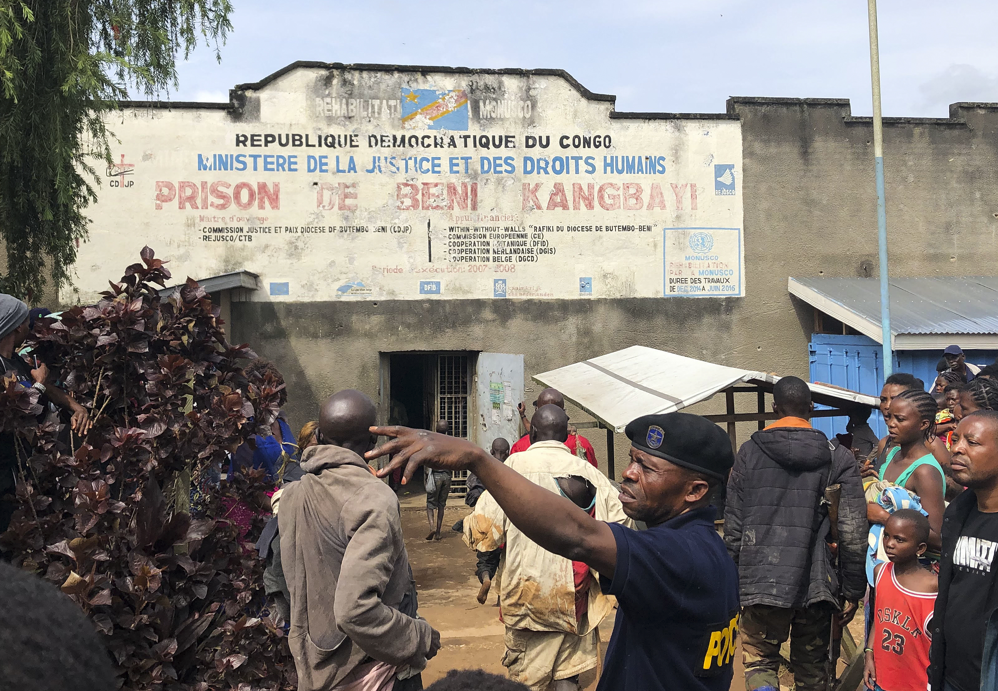 Suspected Islamists free 900 prisoners from east DRC jail