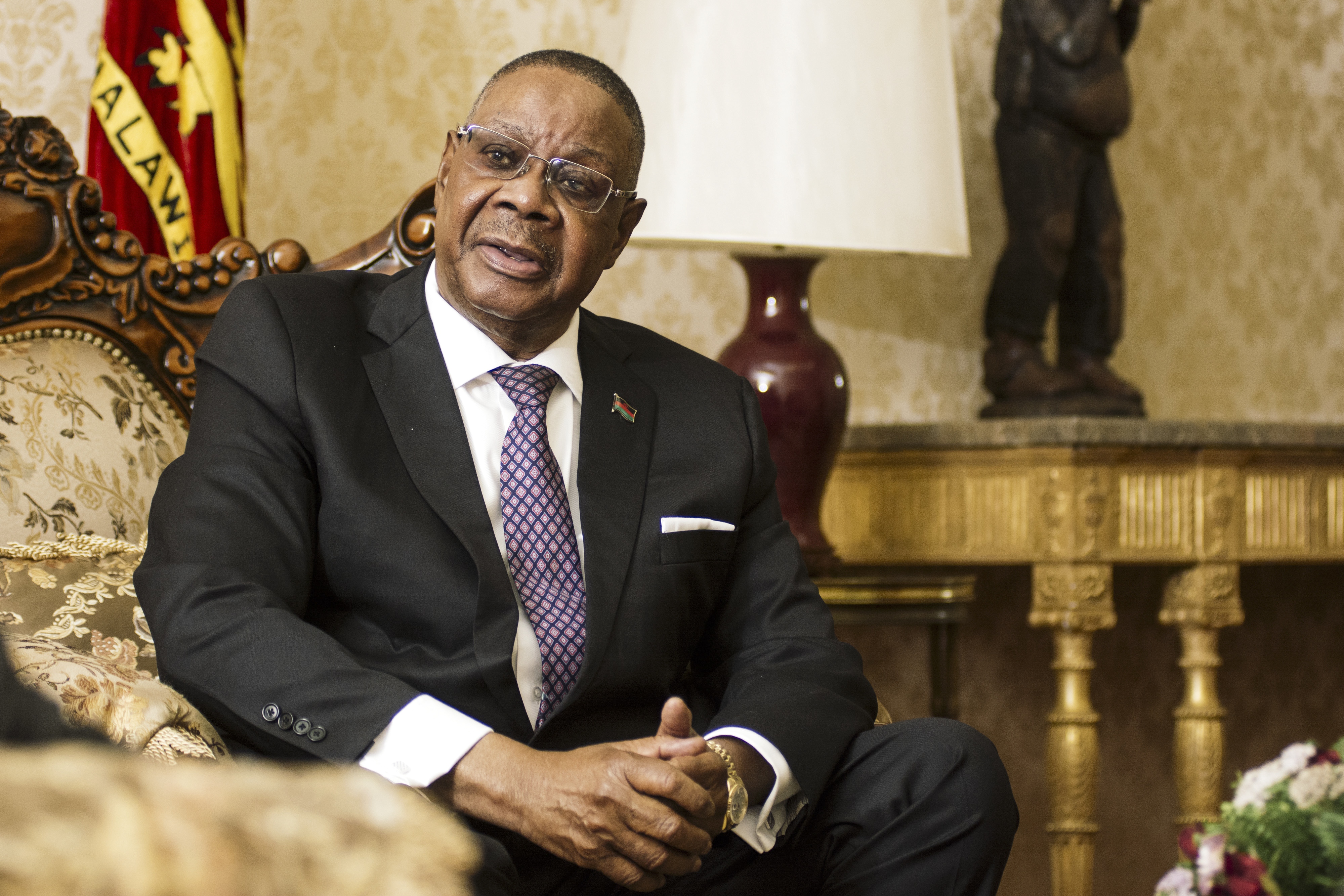 Malawi president, ministers take 10% salary cut to fight coronavirus