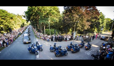 Dutch mourn as first MH17 bodies arrive in Netherlands