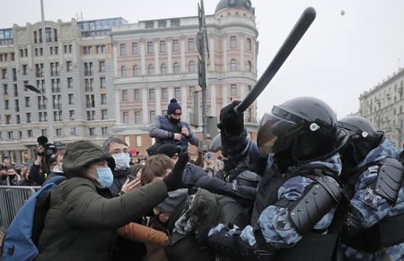 Western governments urged to impose sanctions against cronies of Putin and tormentors of Alexei Navalny