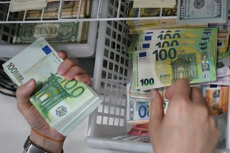 Investors bet euro will continue slide to $0.9, survey finds