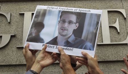 German MP meets snowden, says he is willing to come to Germany for inquiry