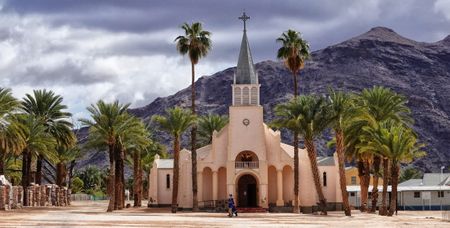 Sights for ‘Karoo Eyes’ — Here be metal dragons, a desert cathedral and a blooming legacy