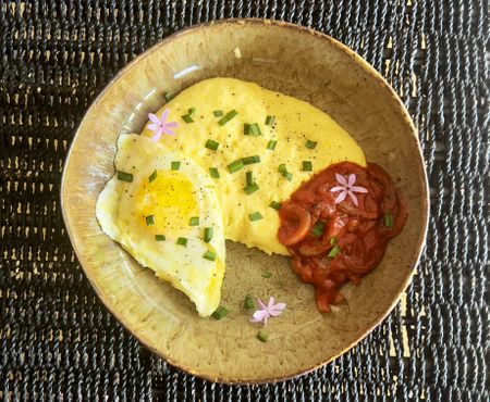 Lekker Brekker Monday: Cheesy polenta with a fried egg & onion-tomato relish