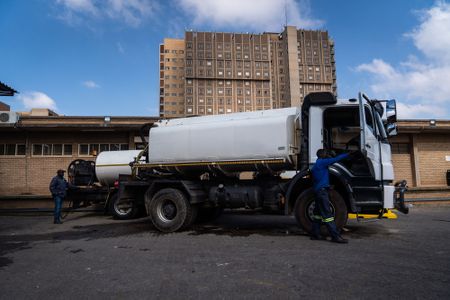 While taps run dry, generators malfunction and health workers despair, Gauteng children’s hospital CEO denies a crisis