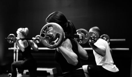 Lift heavy or smaller weights with high reps? It all depends on your fitness goal