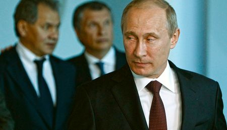 On 1991 coup anniversary, foes say Putin has turned clock back