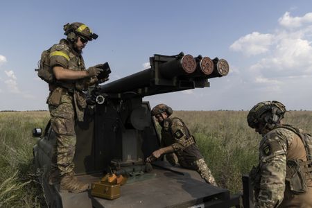 Kyiv troops pull out from Donetsk village; Azerbaijan discusses gas supply deal with Europe