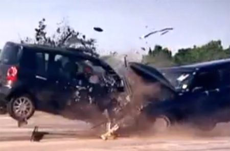 Renault Modus slams into Volvo 940 estate; who's going to win?