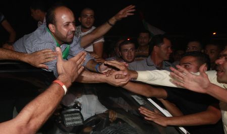 Talks resume as Israel frees Palestinians, pursues settlements