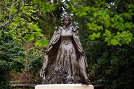 A new statue of Queen Elizabeth II unveiled, and more from around the world